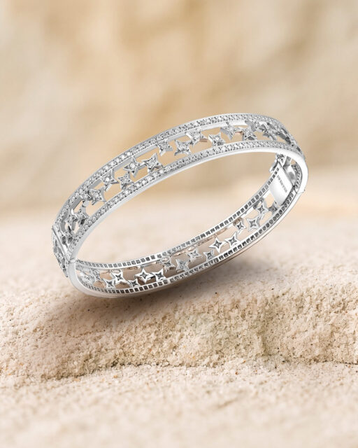 Bridal set Perodri: Las estrellas como símbolo de infinito.⁠
⁠
Esta pieza diseñada y elaborada en los talleres Perodri es un homenaje a la magnificencia del universo. Una pulsera de oro blanco de 18k y con más de treinta estrellas de diamantes que ha sido protagonista de los días más inolvidables.⁠
⁠
#PerodriJoyeros #CompromisoPerodri