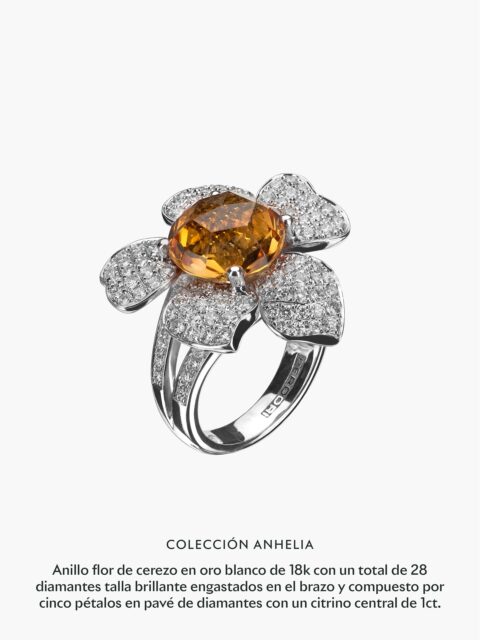 Colección Anhelia.⁠
⁠
Una joya pensada para capturar la belleza de un instante y atesorarla para siempre. ⁠
⁠
El anillo Flor de Cerezo ofrece cinco pétalos en pavé de diamantes naturales alrededor de un citrino central y veintiocho  diamantes naturales en talla brillante en el brazo.⁠
⁠
#Perodri65 #UnaHistoriaDeHistorias