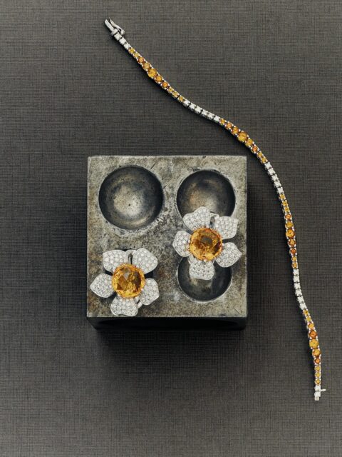 El volúmen como forma de expresiñon artesanal.⁠
⁠
 Porque hay bellezas que nacen para un instante y otras que se crean para transmitirse generación tras generación.⁠
⁠
· Pendientes Flor de Cerezo, colección Anhelia: oro blanco de 18 quilates, 196 diamantes naturales y dos citrinos de 1 quilate.⁠
· Pulsera rivière, colección Cisne: oro blanco de 18 quilates, diamantes naturales y citrinos en talla brillante.⁠
⁠
#Perodri65 #UnaHistoriaDeHistorias