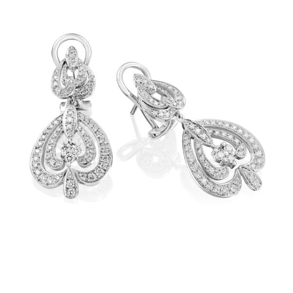 Joyas para novias según el vestido Pendientes de oro blanco con caída corta