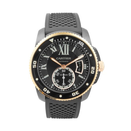 Relojes para novios: Piezas Pre-Owned con historia para empezar la vuestra Reloj Cartier Calibre de Cartier Diver, esfera negra, bisel dorado y correa de caucho, diseño deportivo de lujo.