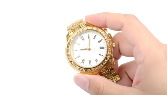 Entendiendo las fichas técnicas de los relojes Mano sosteniendo un reloj dorado con esfera blanca y números romanos, diseño clásico y elegante.