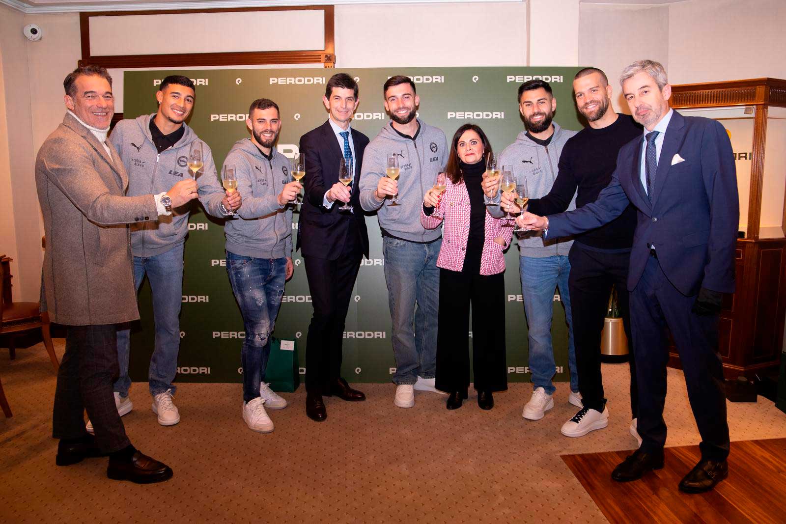 Perodri Joyeros entrega al Deportivo Alavés el “Reloj del Ascenso”