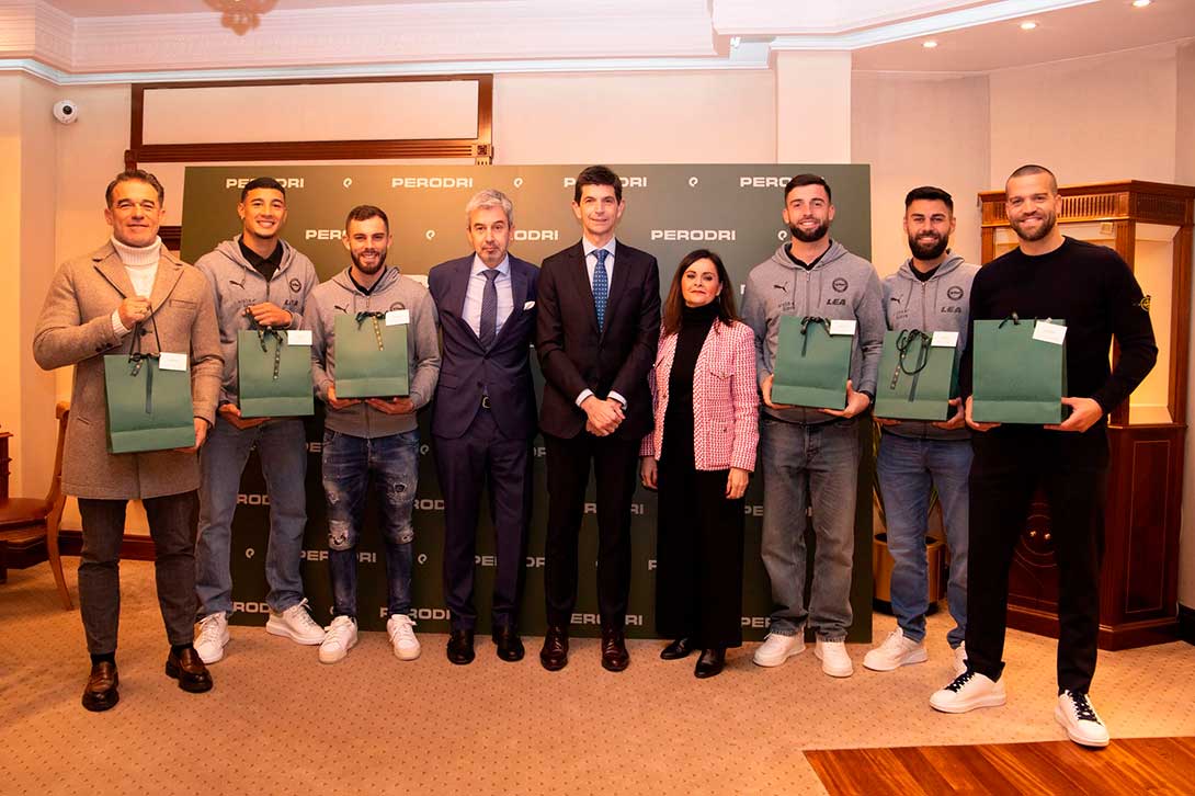 Perodri Joyeros entrega al Deportivo Alavés el “Reloj del Ascenso”