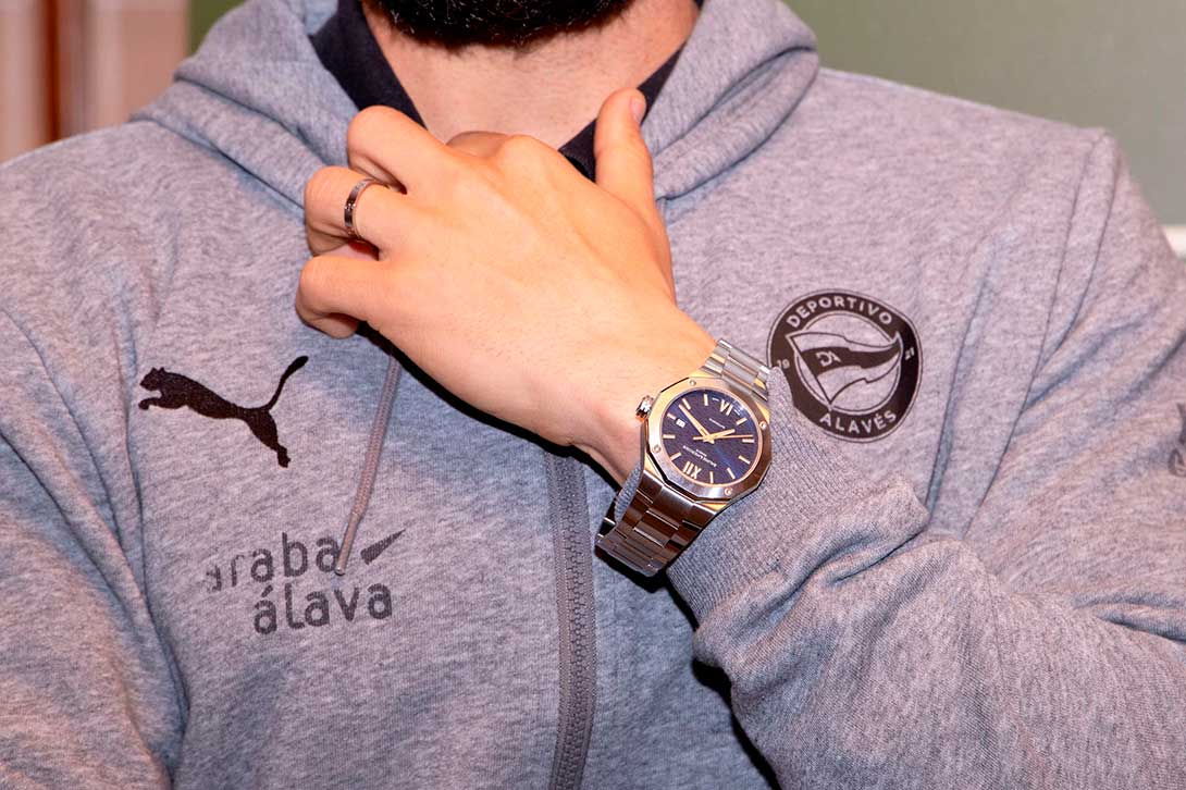 Perodri Joyeros entrega al Deportivo Alavés el “Reloj del Ascenso”
