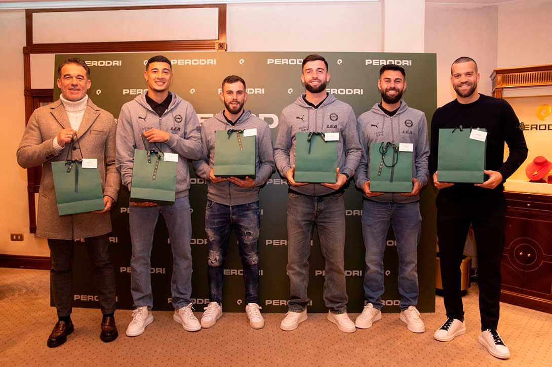 Perodri Joyeros entrega al Deportivo Alavés el “Reloj del Ascenso”