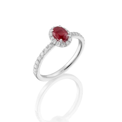 En qué mano se pone el anillo de compromiso Sortija de la Colección Emperatriz en oro blanco de 18 quilates con diamantes en talla brillante y rubí en talla oval.