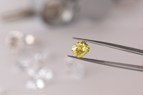 Todo lo que debe saber sobre los diamantes amarillos diamante amarillo talla cojín