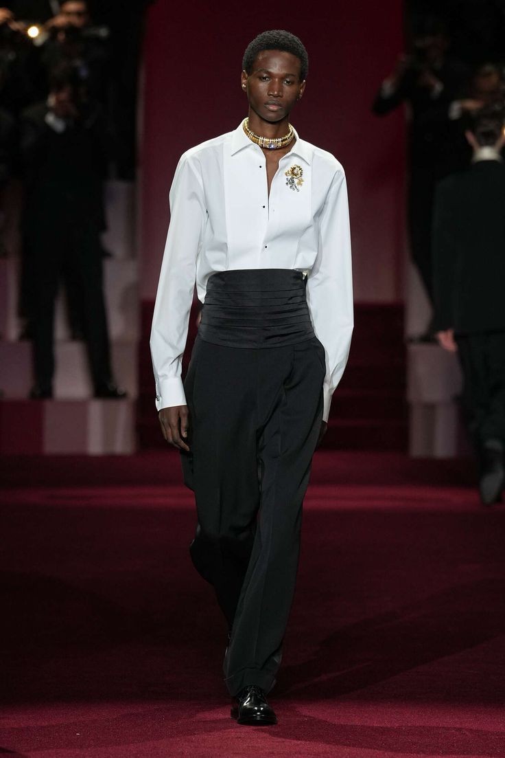 El broche es la joya preferida de los hombres con más estilo El broche es la joya preferida de los hombres con más estilo