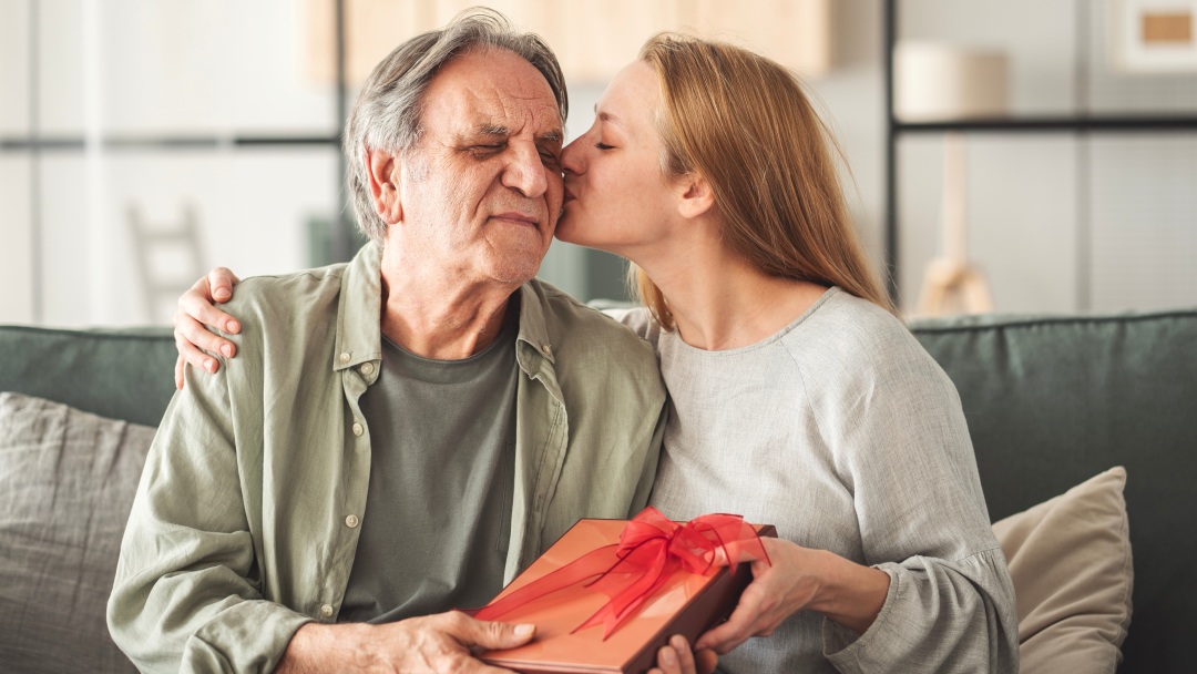 Regalos para el Día del Padre hija regalando reloj a su padre por el día del padre