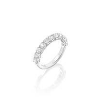 ¿Qué son los anillos de eternidad? Sortija de oro blanco con diamantes engastados en media alianza.