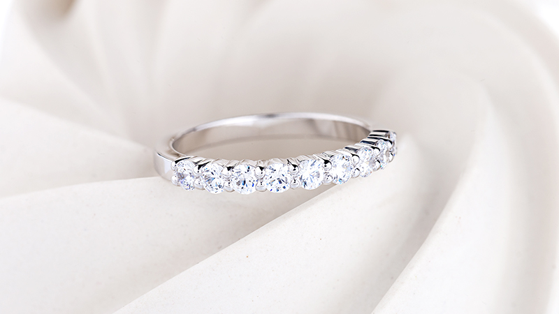 Cómo limpiar un anillo de oro blanco con diamantes