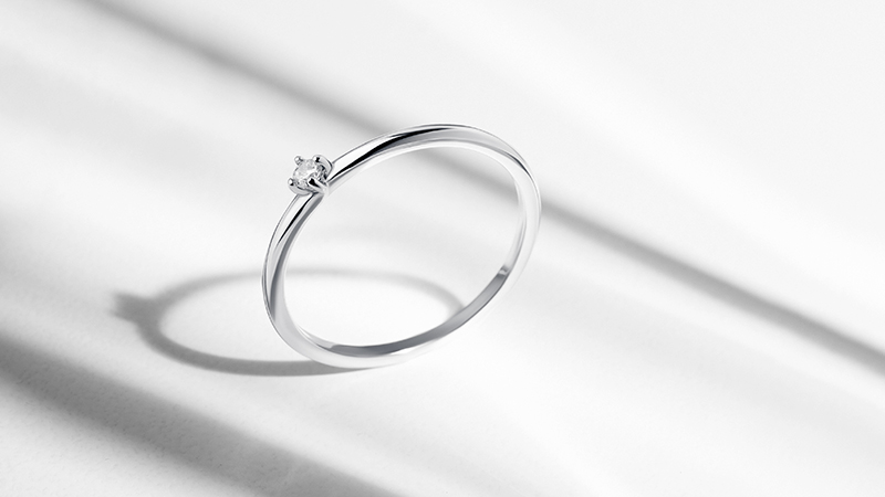 Cómo limpiar un anillo de oro blanco con diamantes Cómo limpiar un anillo de oro blanco con diamantes