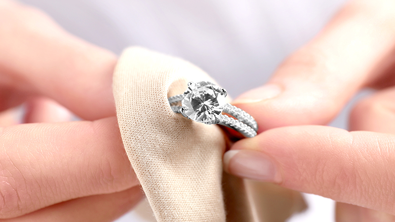 Cómo limpiar un anillo de oro blanco con diamantes Cómo limpiar un anillo de oro blanco con diamantes