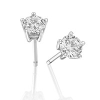 Joyas imprescindibles en tu joyero Pendientes solitario de diamante en oro blanco con montura de seis garras, estilo clásico y atemporal.