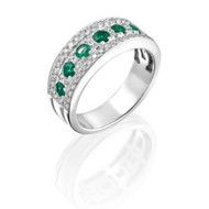 Joyas imprescindibles en tu joyero Sortija de oro blanco con esmeraldas verdes y pavé de diamantes, diseño elegante y llamativo.