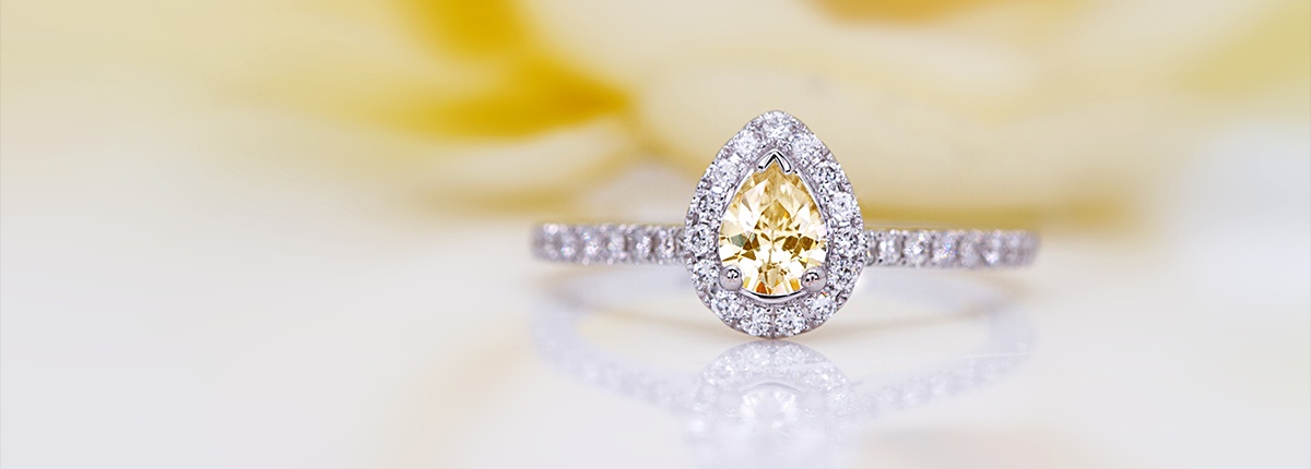 Todo lo que debe saber sobre los diamantes amarillos anillo con diamante central amarillo